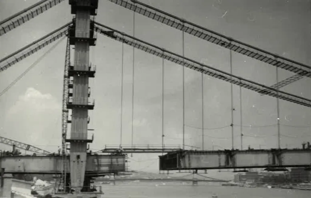 A készülő Erzsébet híd az utolsó pályaelem nélkül