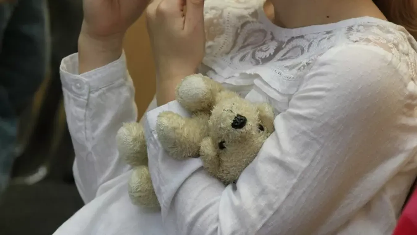 Elmentek nyaralni a szülők: magukra hagyták két pici lányukat