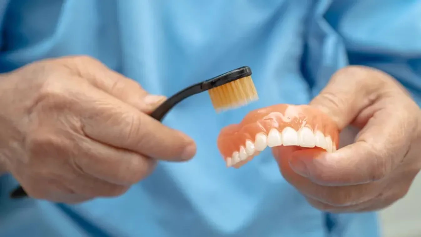 Műfogsorod van? Így tisztítsd helyesen