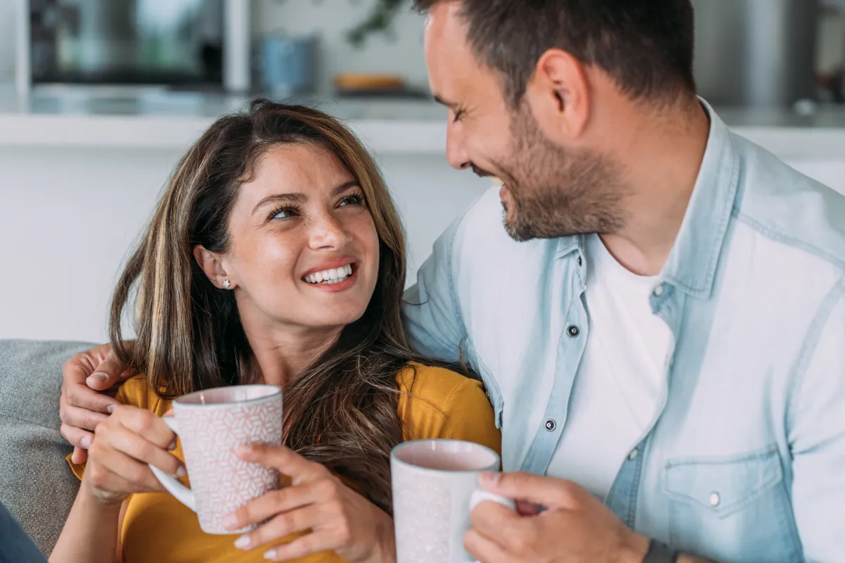 A együttlétről társalgó boldog szerelmespár