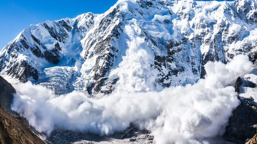 Lezúduló lavina sodort el több hegymászót is.