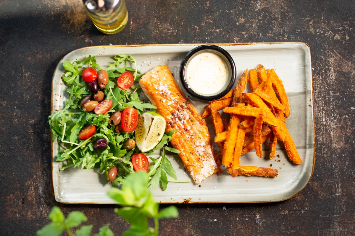 Alacsony kalóriás ebéd airfryer-ben: harcsaszeletek édesburgonyával.