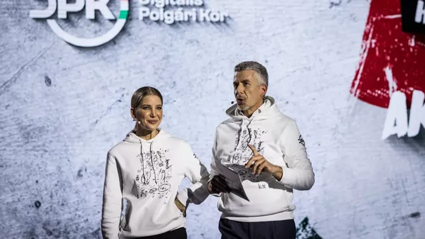 Hová lett Szabó Zsófi Orbán Viktor-firkás pulcsija? Kép a Háborúellenes gyűlés kulisszái mögül