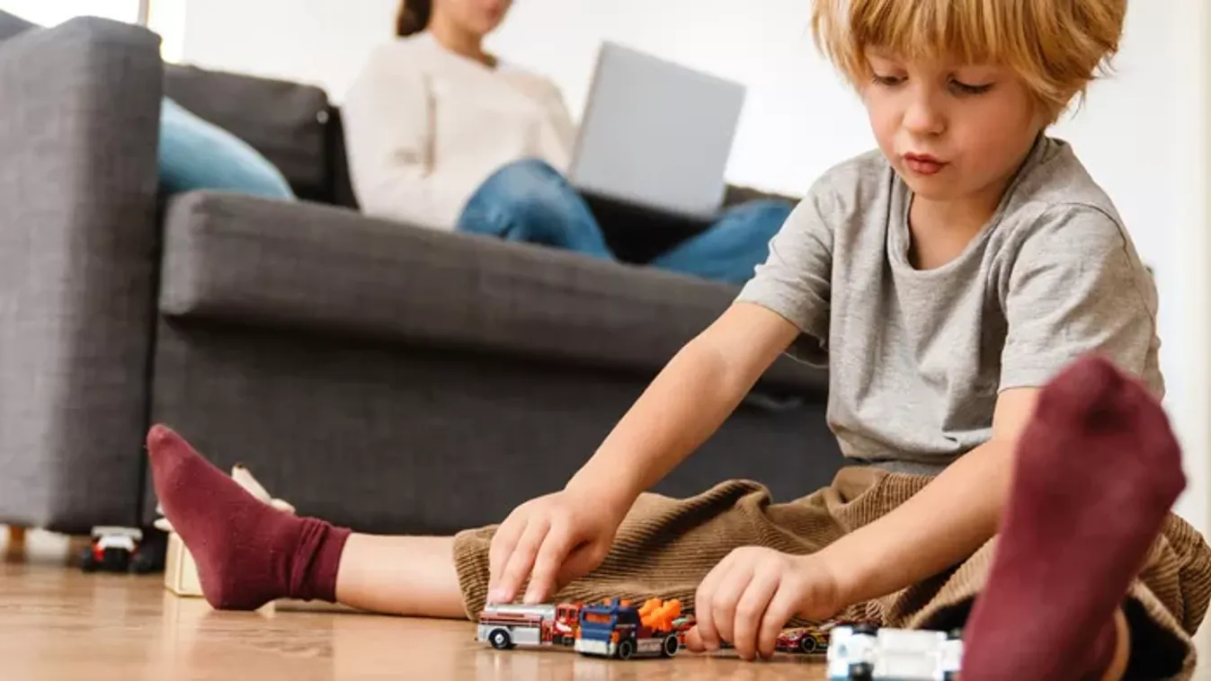 Versenypálya a nappaliban – kreatív játékötletek (x)