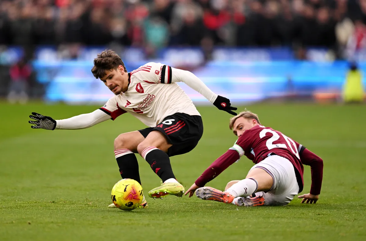 Amíg Kerkez Milossal (balra) küzdött, Jarrod Bowennek nem volt veszélyes megmozdulása a West Ham-Liverpool meccsen