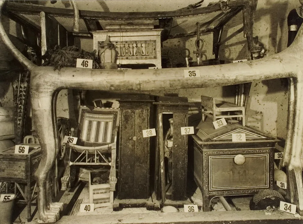 Tutanhamon sírjának összezsúfolt tárgyai