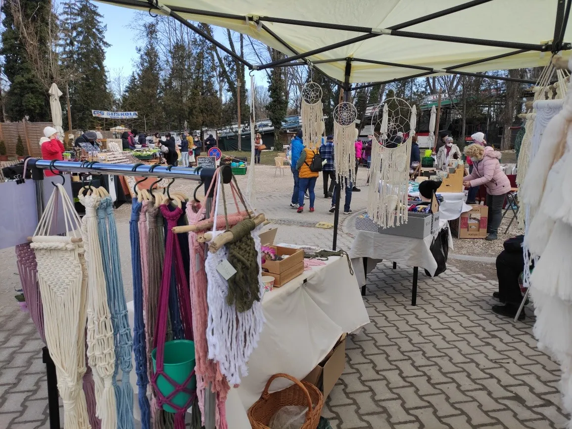 Kézműves vásár a Római parton, ami a hétvégi programajánlóban szerepel.