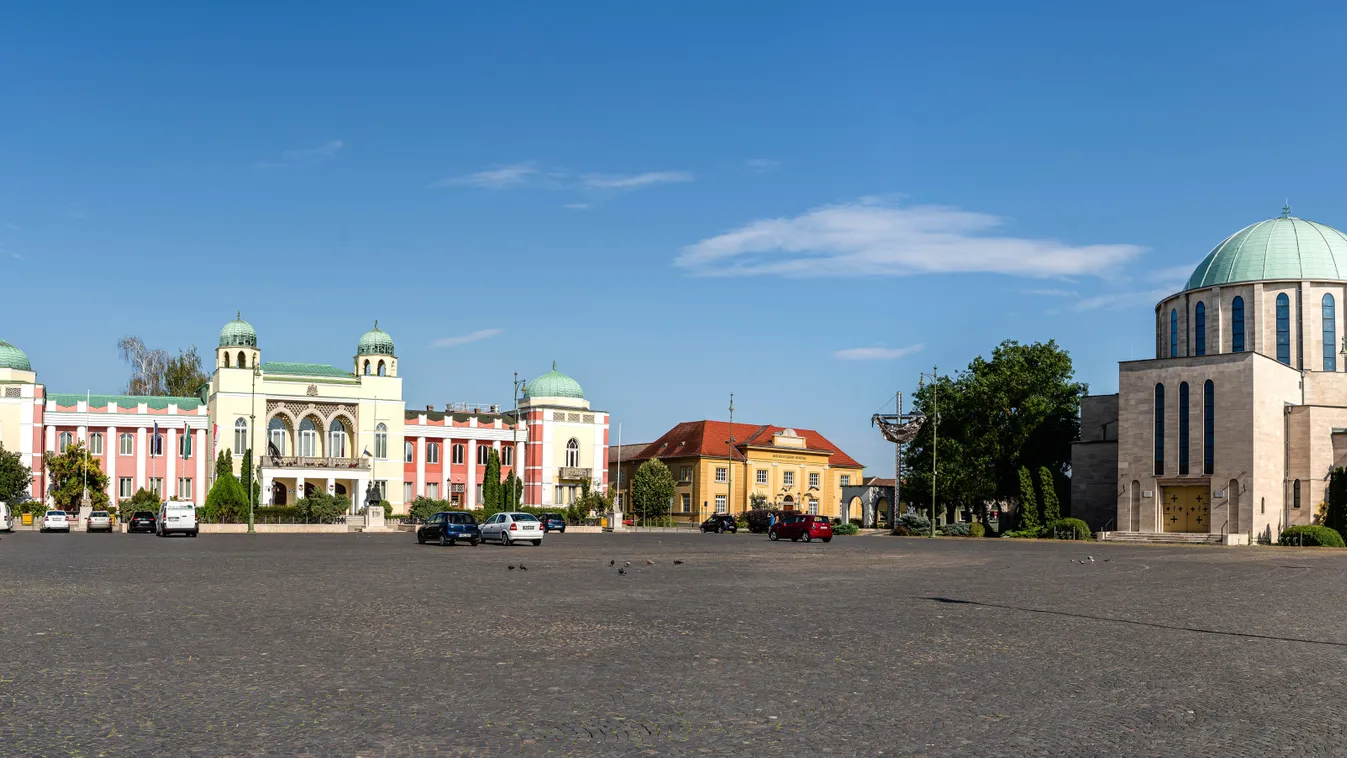 Mohács főtere, a Széchenyi tér a Városházával és a Fogadalmi templommal.