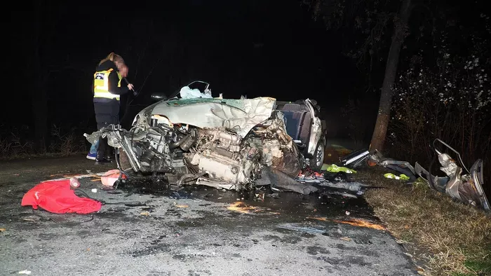 Drámai fotók érkeztek az éjjeli kettős halálos balesetről