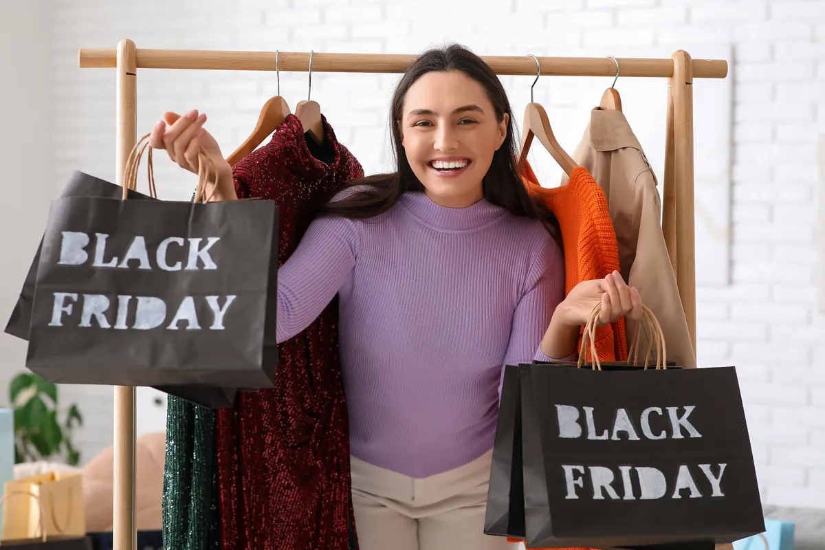 Black Friday eredete: akciós ruhákat vásárolt egy nő