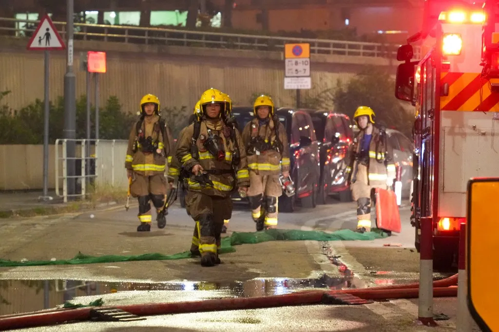 Beszámolók szerint több mint 760 tűzoltó és 400 rendőr vonult ki a helyszínre