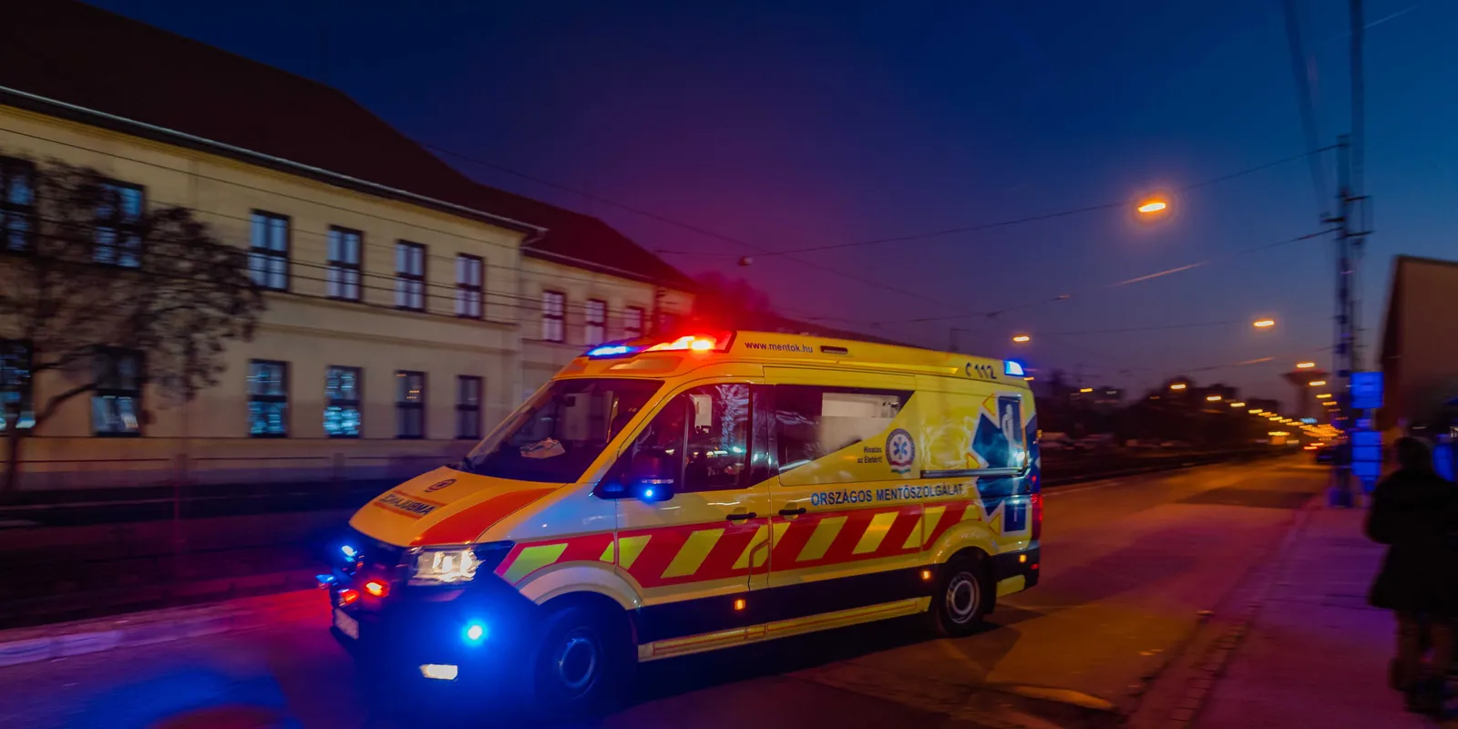 Horrorbaleset a XV. kerületben: megállóba csapódott a BMW