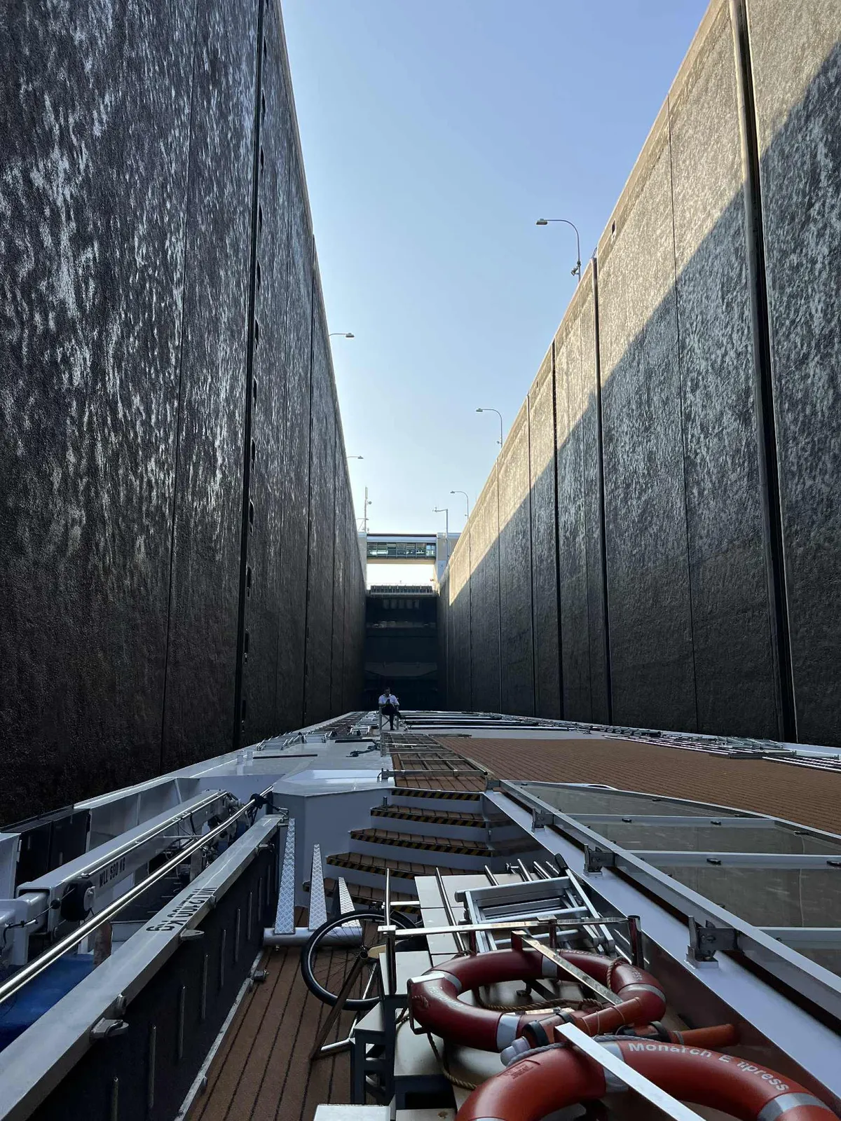 Folyami hajó zsilipelés közben