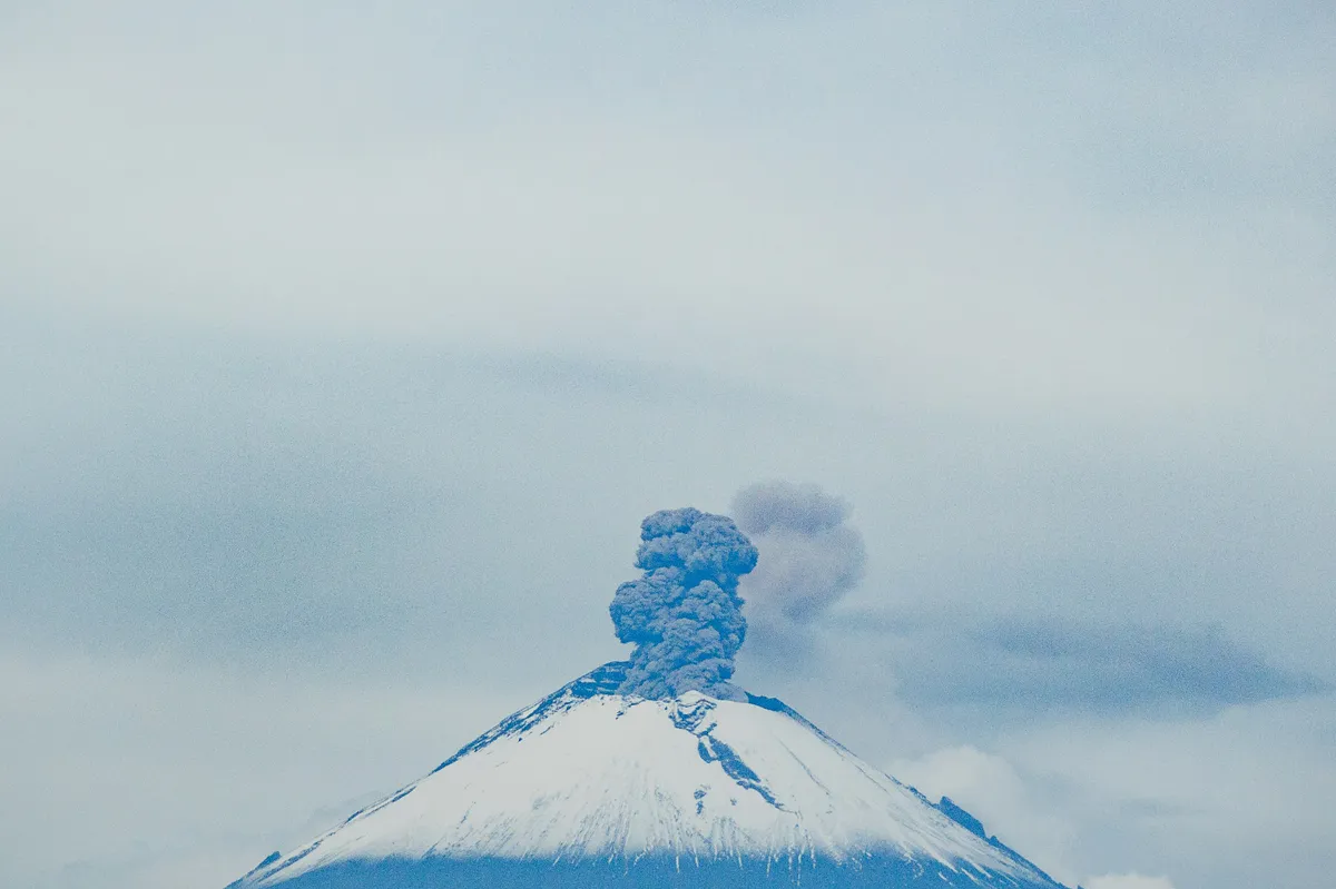Egyelőre nincs magyarázat arra, milyen jelenséget kaptak lencsevégre a vulkán felett. Az UFO-hívők szerint biztosan egy idegen űrhajóról van szó