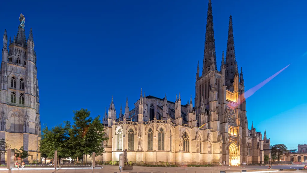 A Szent András-katedrális, és a mellette magasodó Pey-Berland harangtorony, amelyek a város jellegzetes sziluettjét adják.