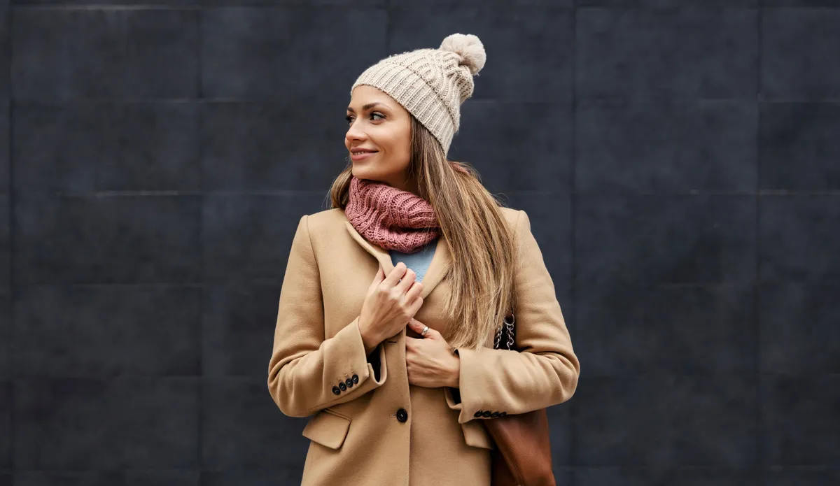 Nő divatos téli szettben