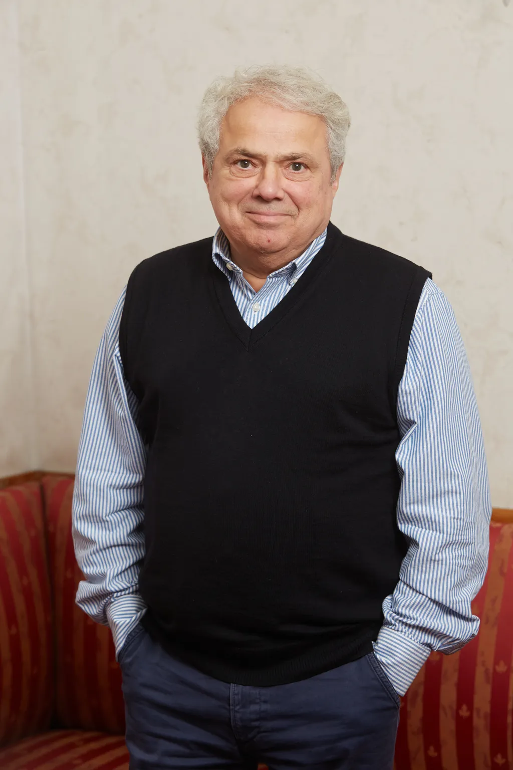 Rózsa György
Rózsa György 1971-ben került a Magyar Televízióhoz, ahol olyan nagy sikerű műsorokat vezetett, mint a Leg, leg, leg, a Top Show vagy a Kapcsoltam - utóbbit Vitray Tamástól vette át.