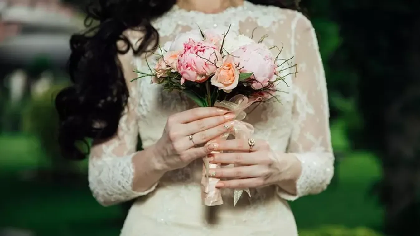 „A legjobb barátnőm tönkretette a menyasszonyi ruha vásárlást, most egy nehéz döntést kell meghoznom”