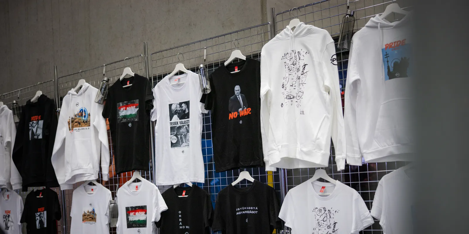 Percek alatt elkapkodták az Orbán-firkás pulcsit