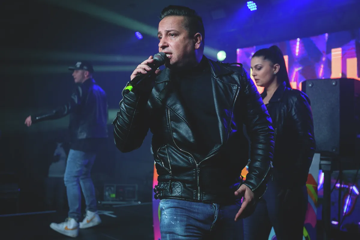 Amióta L.L. Junior híres énekes lett, előszeretettel támogatja családját.