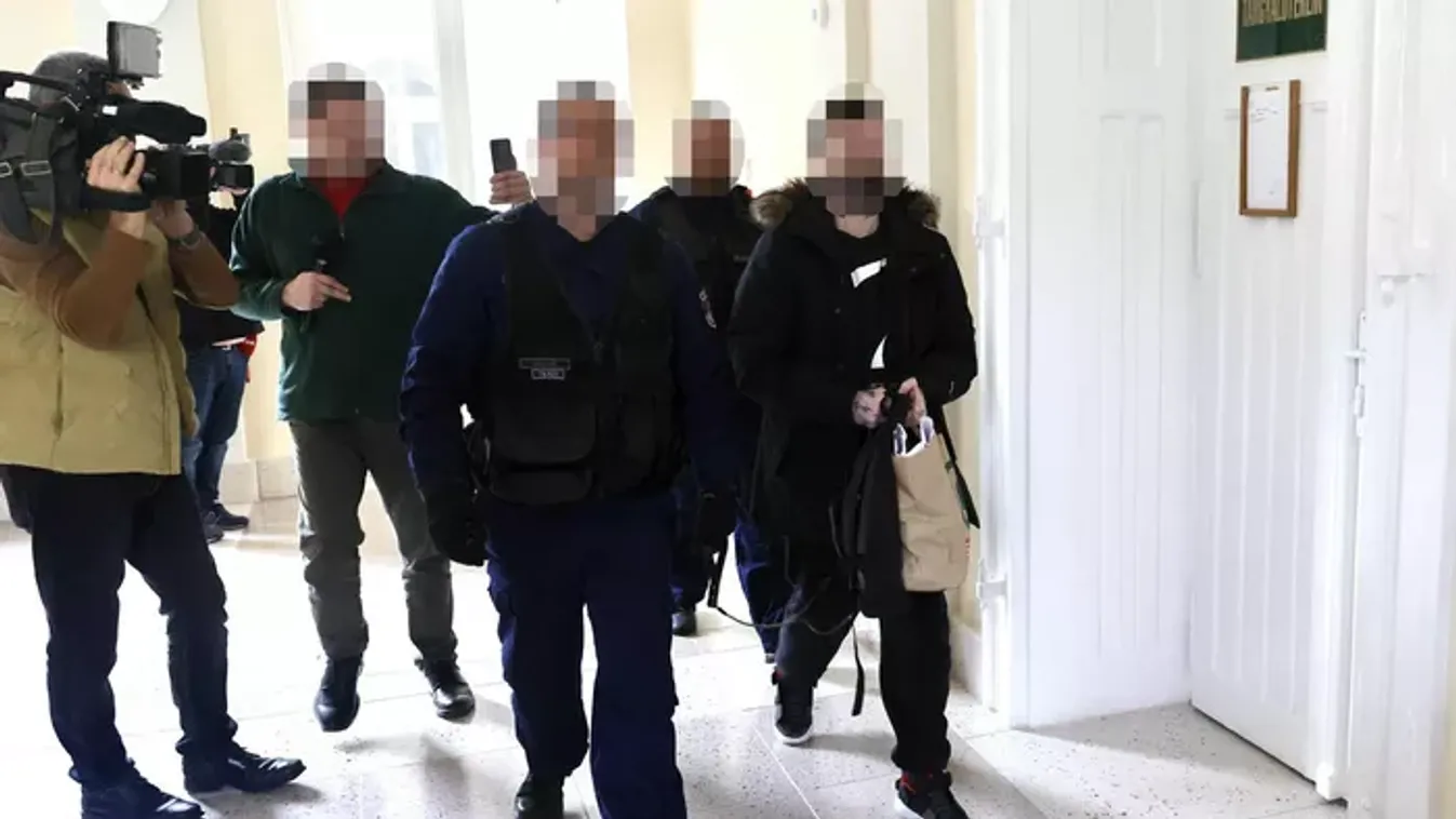 Mosolyogva érkezett a bíróságra a katona, aki a gyanú szerint halálra szurkálta a barátnőjét Kaposváron - fotó