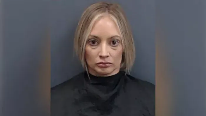 Megúszta a börtönt a diákját megrontó tanárnő