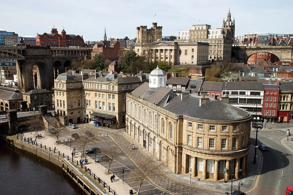 Newcastle upon Tyne rakpartja a Qayside, ahol egykor ipari terület, utcai piac és forgalmas kereskedelmi dokk volt. Ma a város egyik leghangulatosabb negyede.