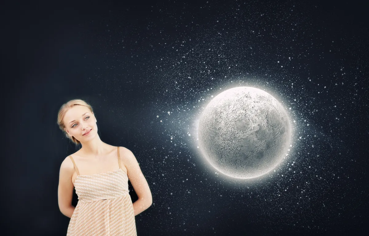 Egy szőke nő és a Hold