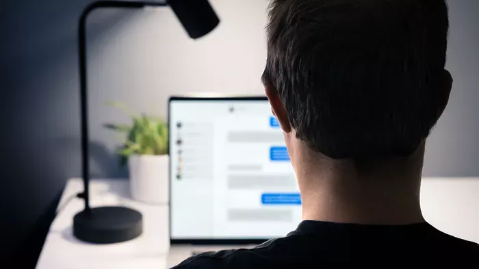 Ismerkedés a neten: 3 jel, amit ha észreveszel menekülj