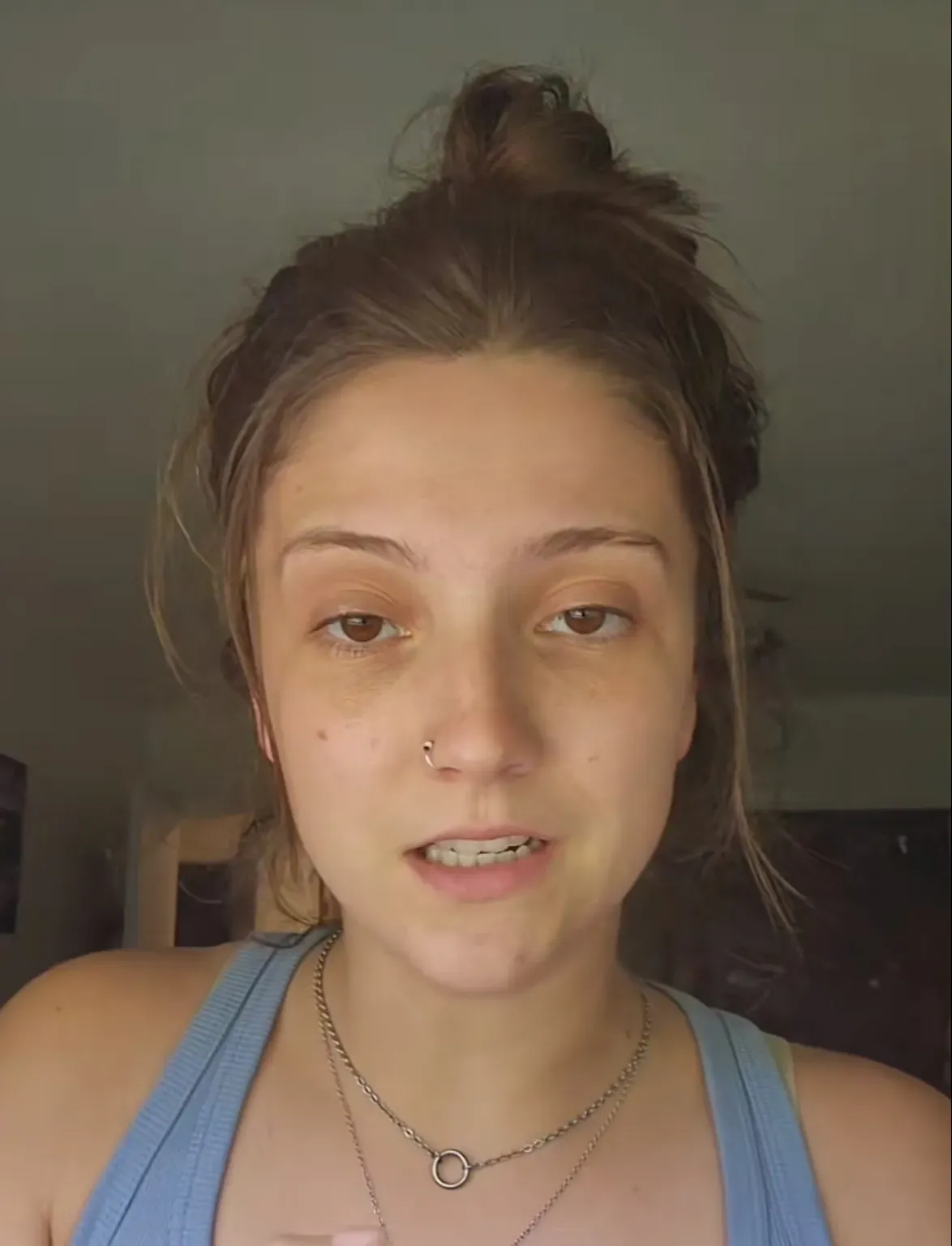 Lys hagyományos háziasszonynak tartja magát, még nyakörvet is hord