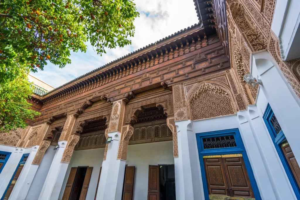 A marokkói építészetre oly jellemző részletgazdag fafaragások és stukkó minták a gyönyörű Bahia-palota udarán.