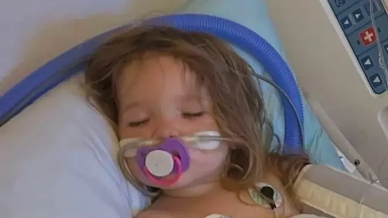 „Az egyik percben még jól volt, a másikban már nem” – két éves kislánya temetését tervezte az anyuka, miután egy puszi miatt kórházba került