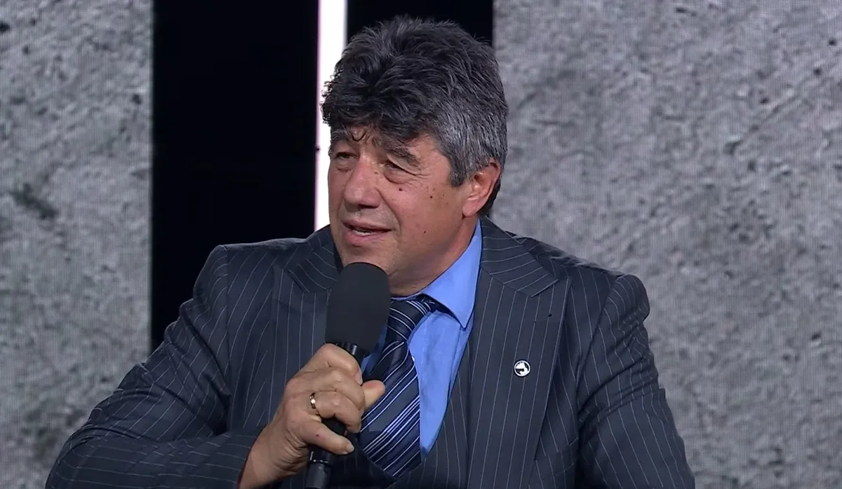 Nemcsák károly szavalt az első háborúellenes gyűlésen.