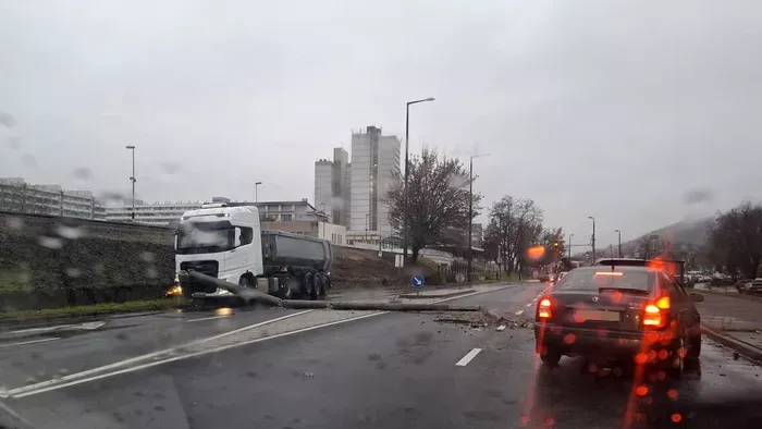 Leállt a forgalom a városban: oszlopnak hajtott a teherautó