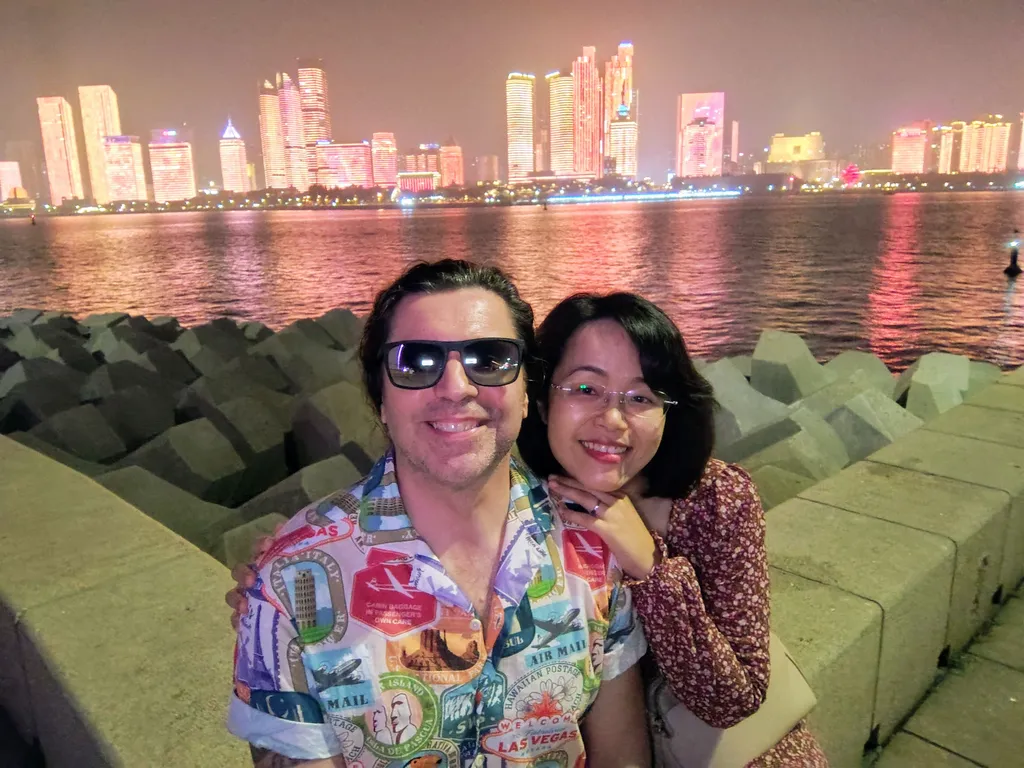 Balázs és felesége Csingtao tengerpartján: a város napnyugta után kezd életre kelni.