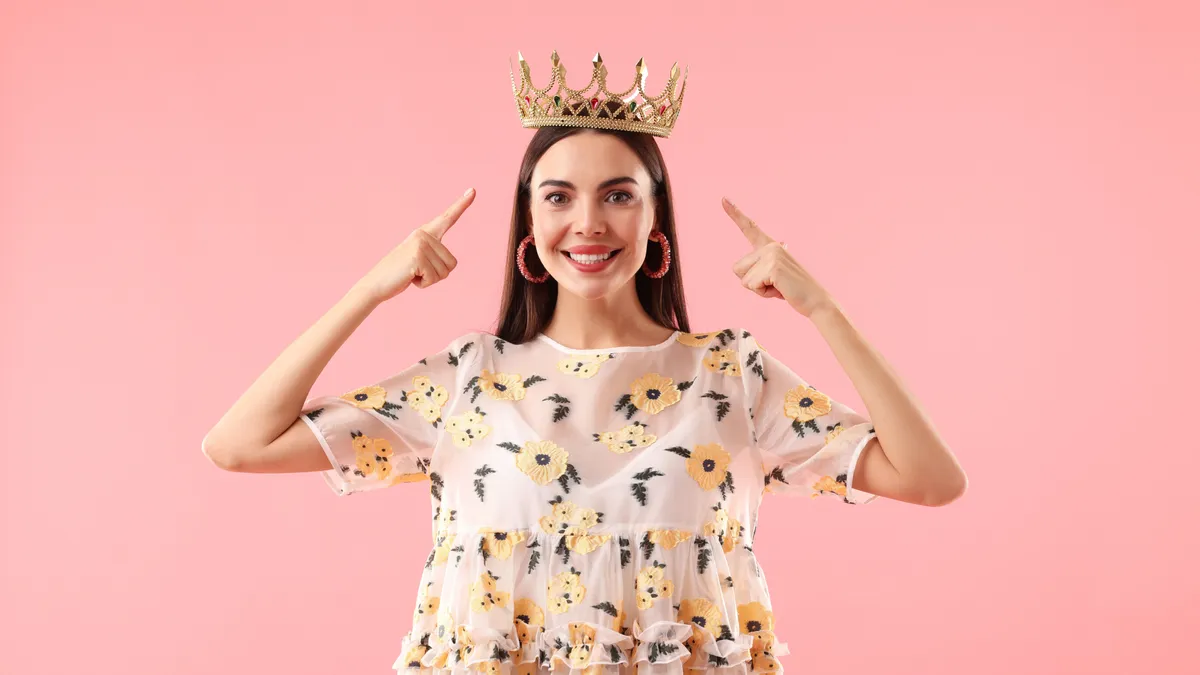 Fiatal királynő koronával a személyiségteszt szerint egy uralkodónő reinkarnációja.