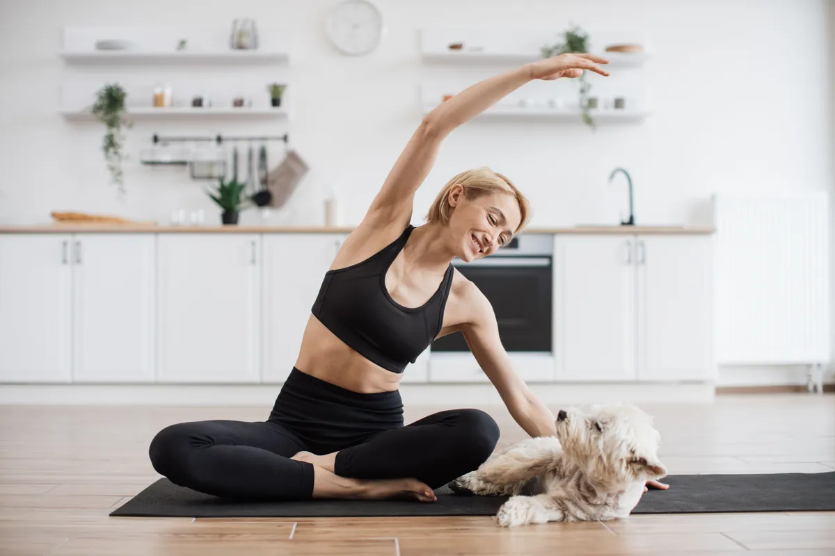 Oldalra hajlás jógaszőnyegen