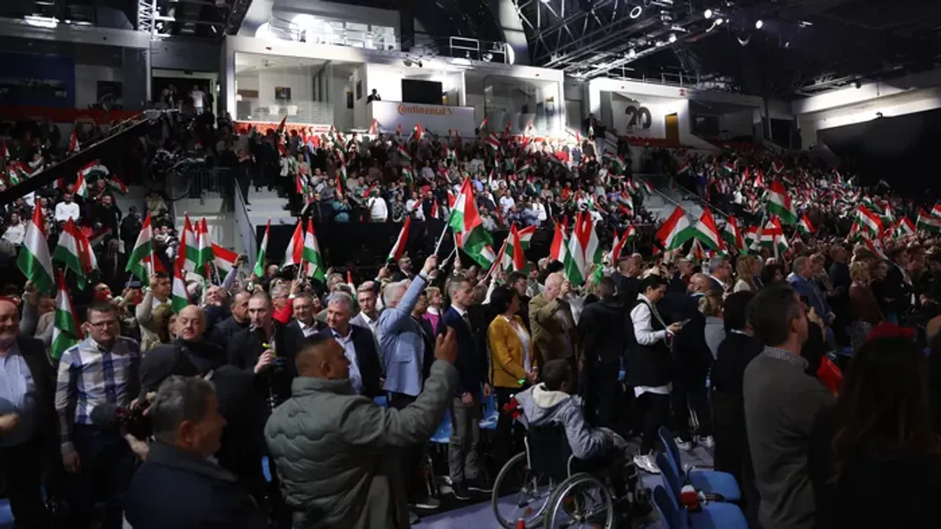 „Kíváncsi vagyok, hogy hogy ért ilyen gyorsan haza Moszkvából” – nem akárki várta a folyosón Orbán Viktort a Háborúellenes gyűlésen