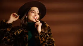 A kabát, ami idén újra hódít – a tél visszahozta nagymamáink nagy kedvencét