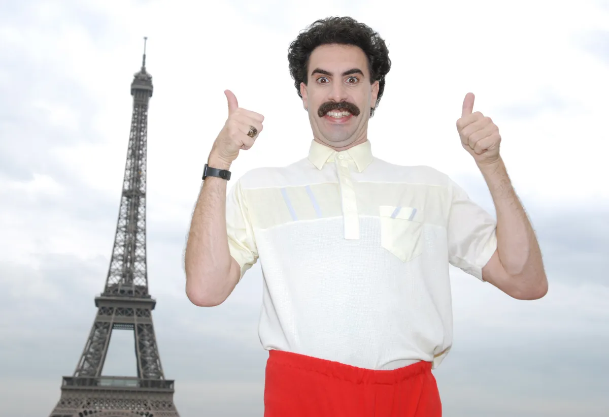Borat az Eiffel-torony előtt.