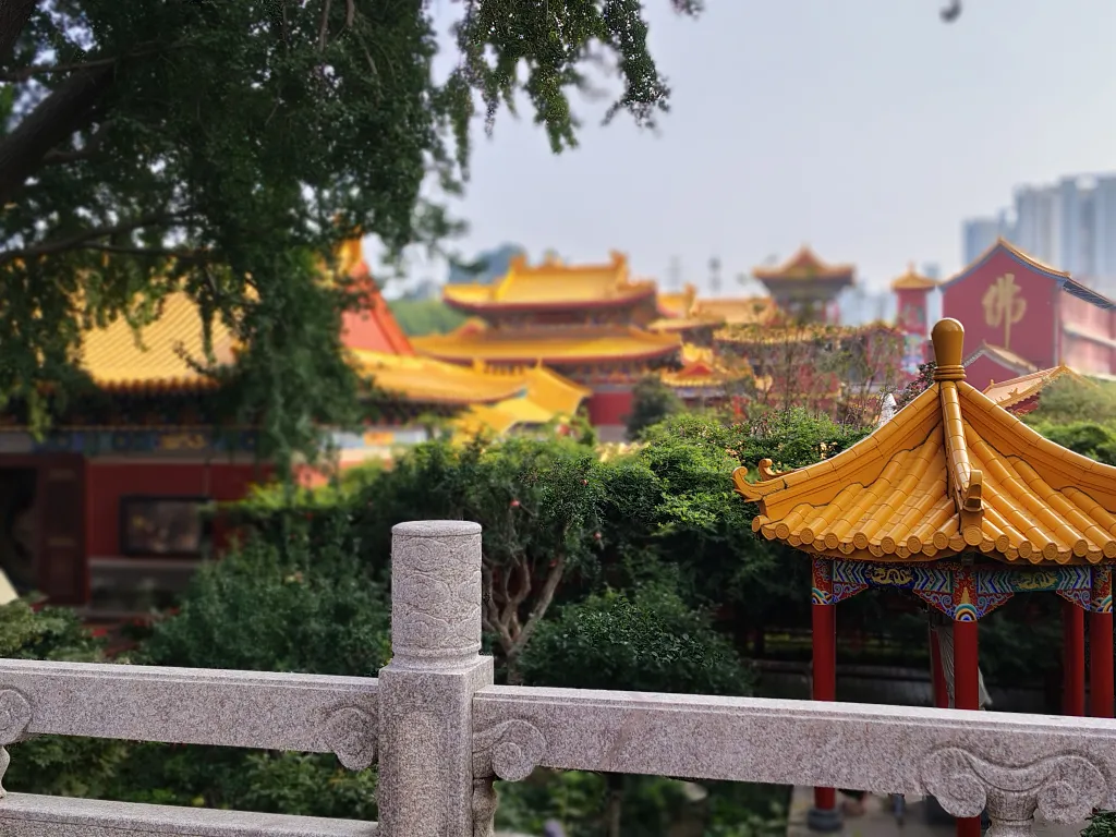 Kínában az emberek épp úgy ragaszkodnak a múlt tradícióihoz, mint amennyire fontosnak tartják a modern kori haladást. Amituof