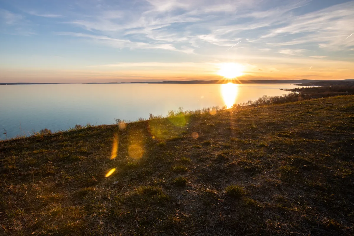 Balaton ősszel és télen naplemente a balatonakarattyai Kisfaludy sétányról