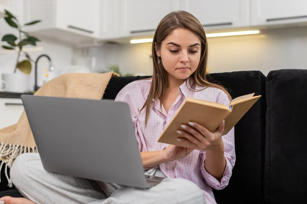 Fiatal nő kvízt tölt a laptopon és a nevek jelentéséről olvas.