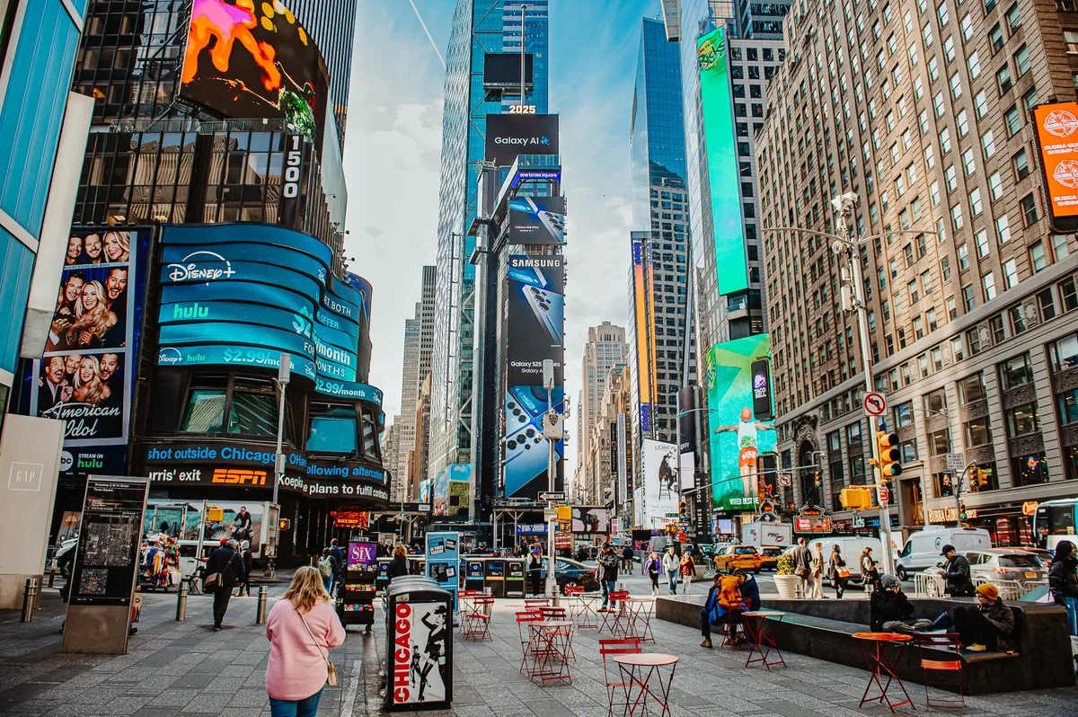 turistacsapdák a New York-i Times Squer-en a rossz minőségű szuvenírárusok