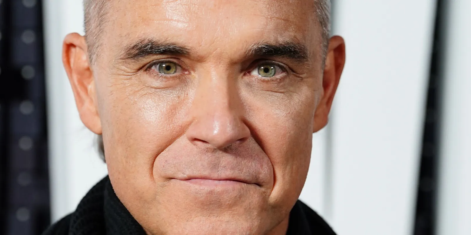 Robbie Williams aggódik, hogy elveszítheti szeme világát!