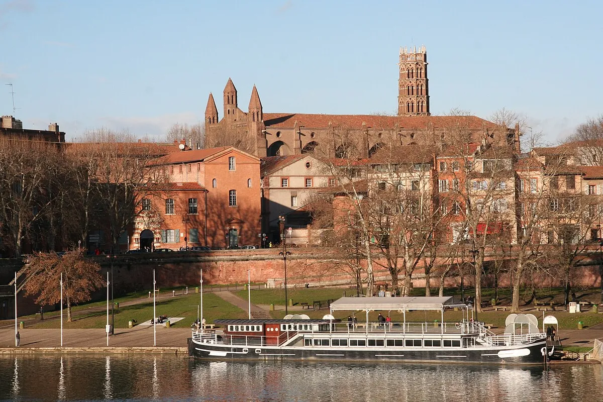 Toulous-i városkép a Garonne-folyóval és a Jakobinusok templomával
