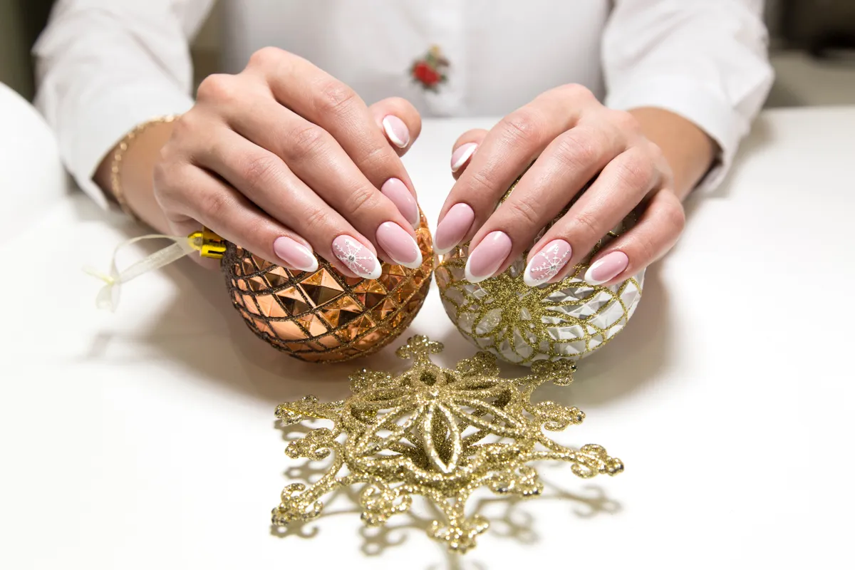 Hópelyhes karácsonyi körömtrendek 2025-ben.