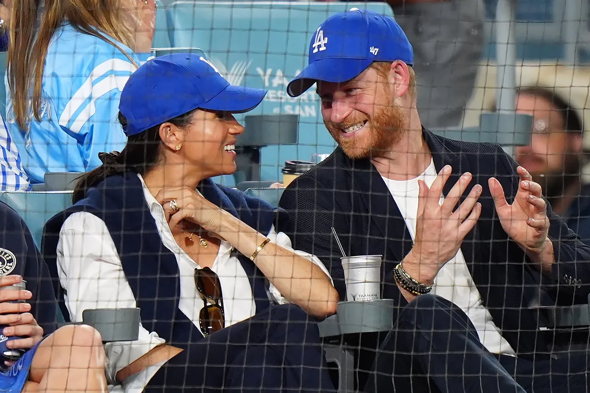 Meghan Markle és Harry herceg a Dodger Stadionban megrendezett World Series 4. mérkőzésén az első sorban kapott helyet