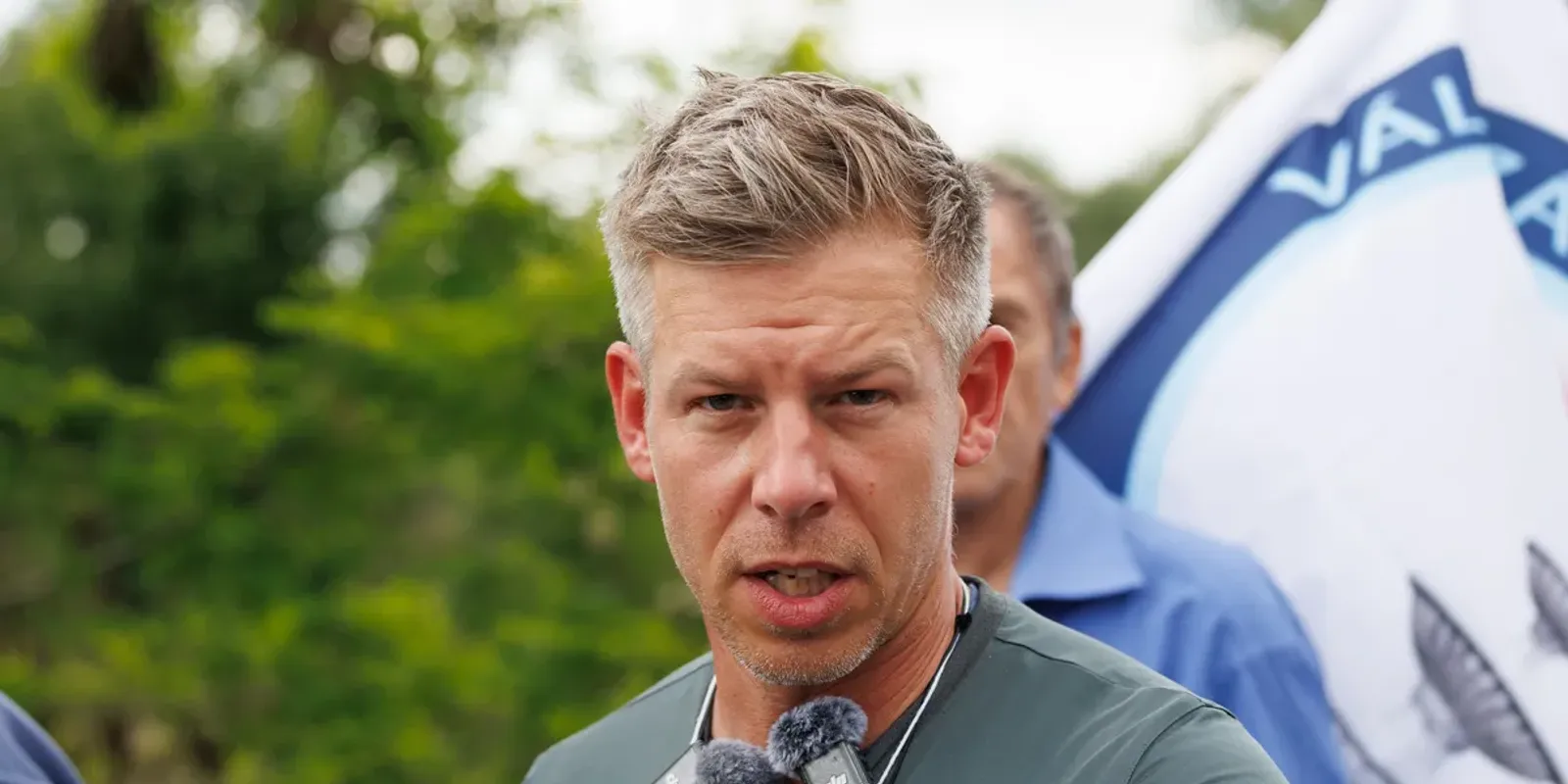 Élő adásban lökdösték a tiszások a HírTV operatőrét