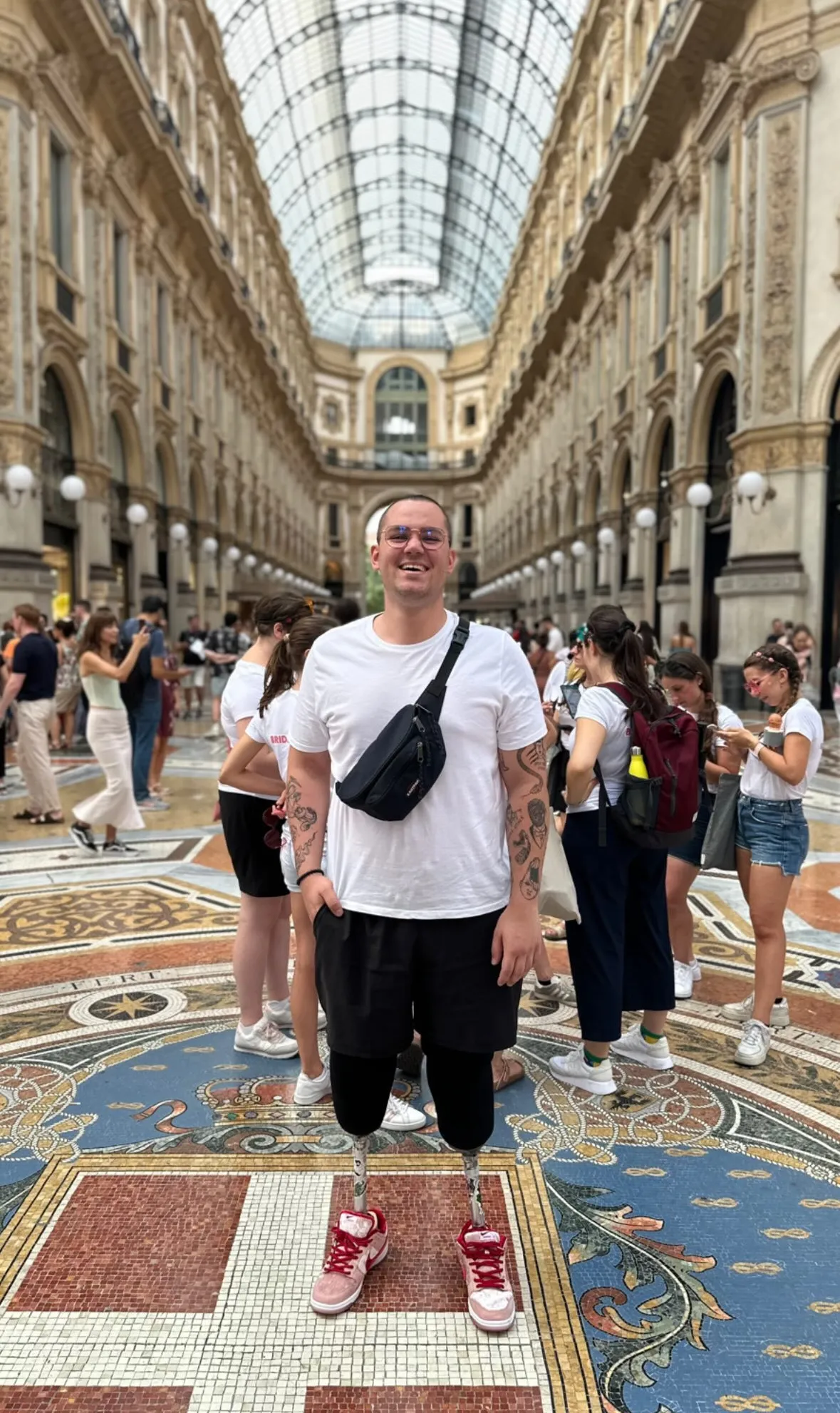 A műláb is kapott tetoválást, igaz a matrica könnyen leszedhető